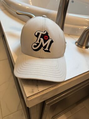 TaylorMade Embroidered Logo Men’s Golf Hat - Creamy White